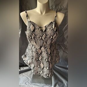 New Torrid sz1 Snake Print Peplum
Bengaline Ladder Detail Cami Top NWT
